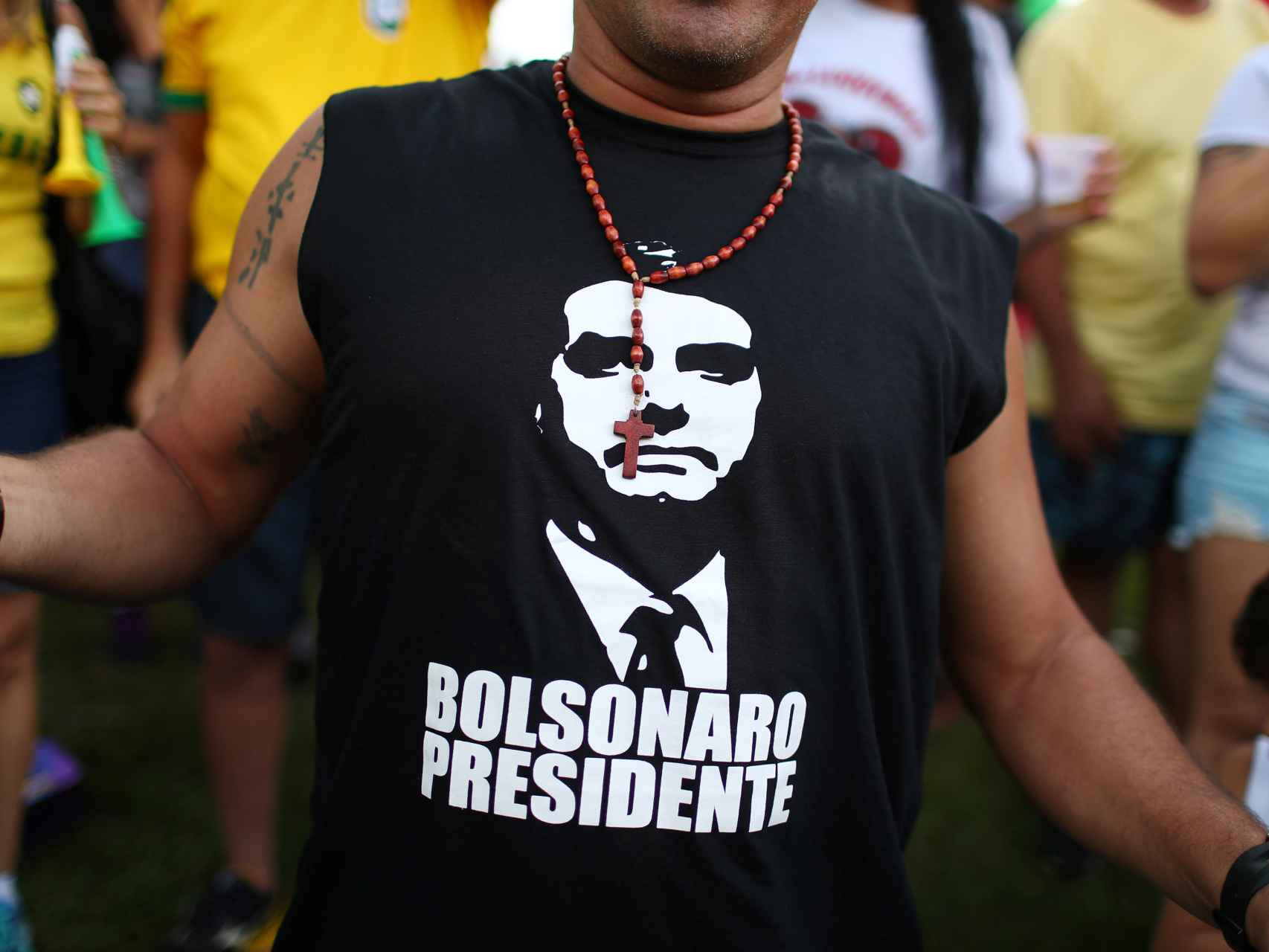 Un seguidor de Bolsonaro con una camiseta de apoyo al candidato.