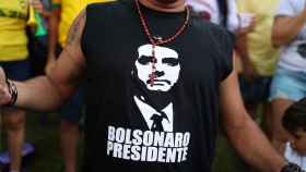 Un seguidor de Bolsonaro con una camiseta de apoyo al candidato.