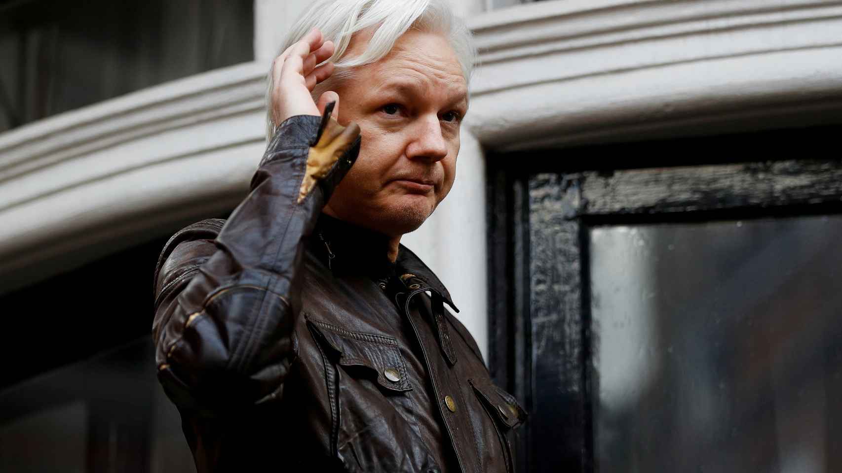 Assange, en el balcón de la embajada ecuatoriana