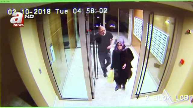 Jamal Khashoggi y su prometida, Hatice Cengiz, el 2 de octubre, día del asesinato.
