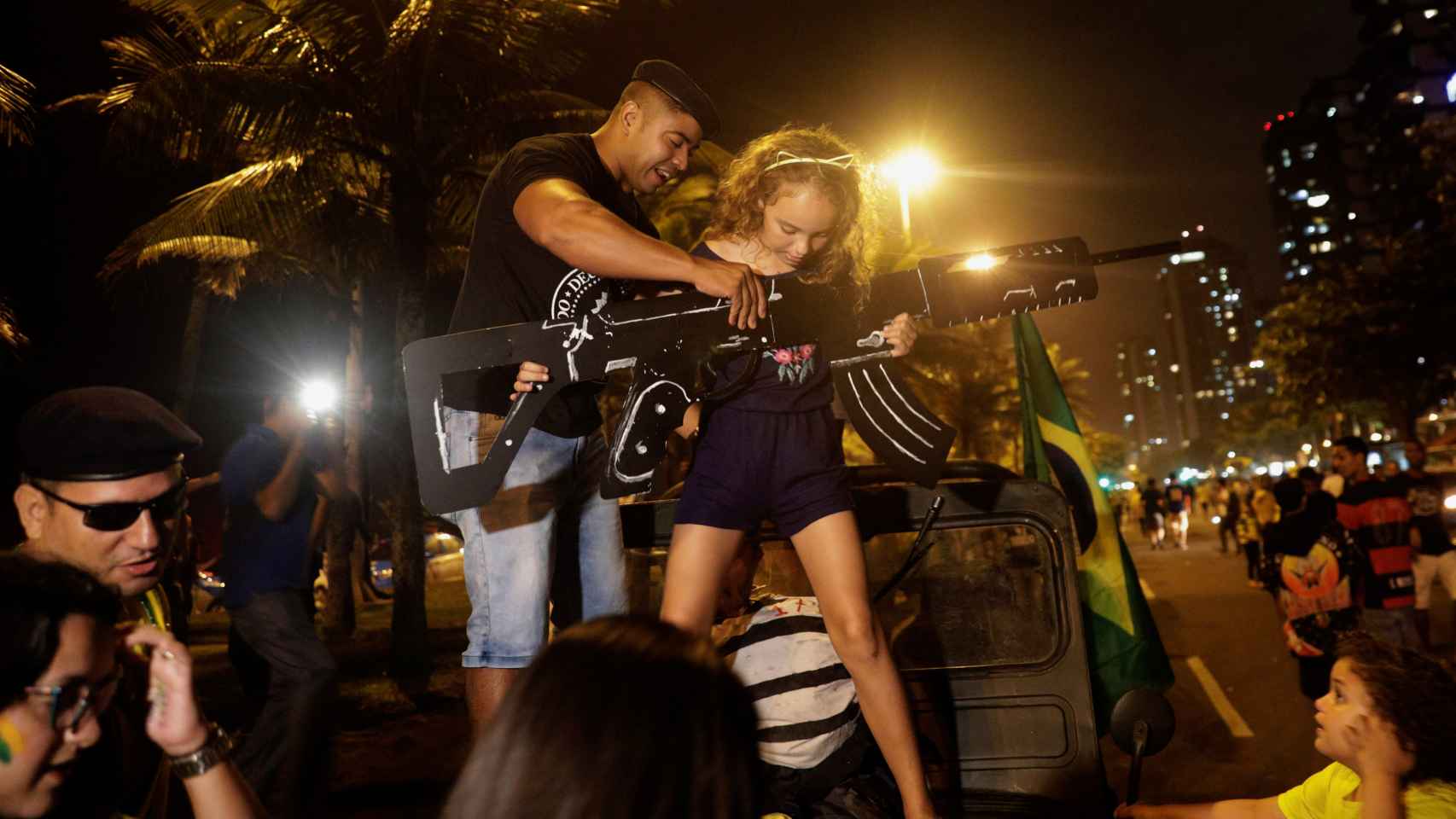 Una niña con un arma de cartón, celebra la victoria de Jair Bolsonaro