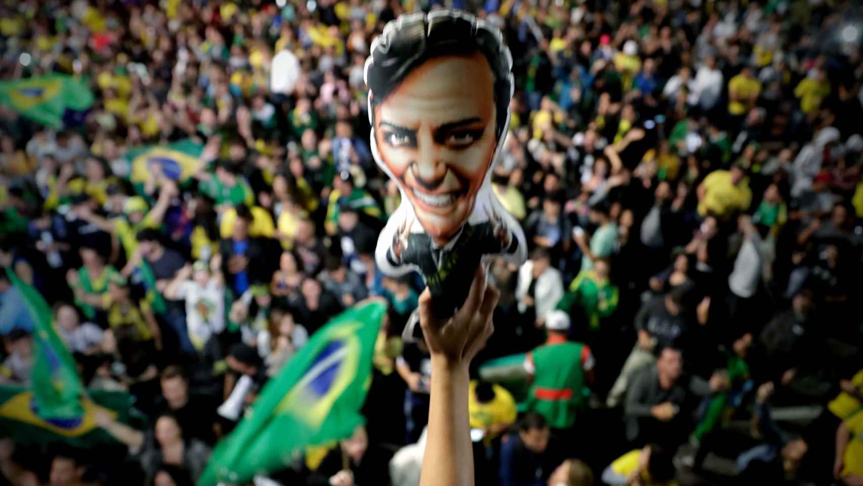 Los seguidores de Bolsonaro celebran su victoria.