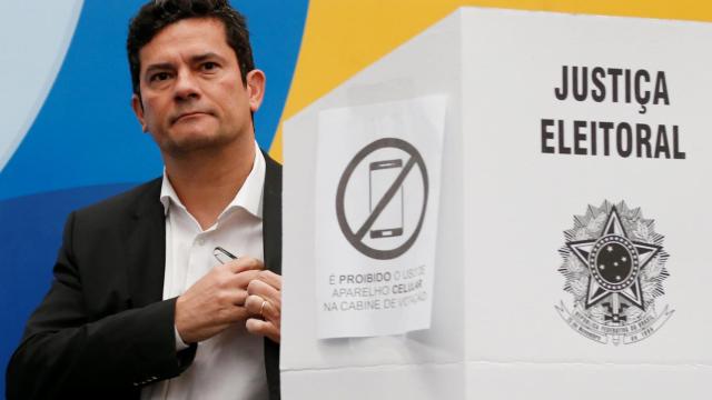 El juez Sergio Moro, tras votar en la primera vuelta de las elecciones.