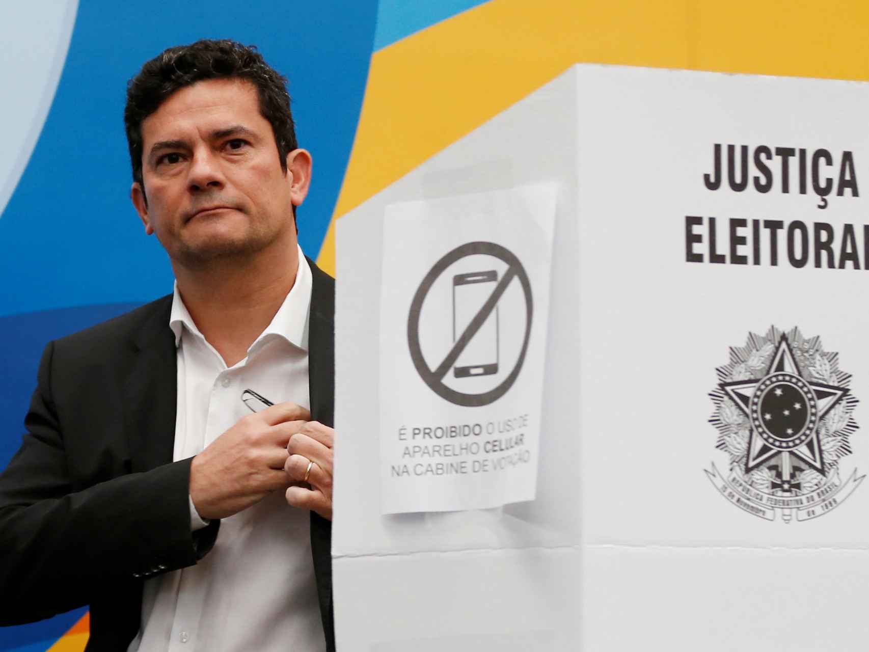 El juez Sergio Moro, tras votar en la primera vuelta de las elecciones.