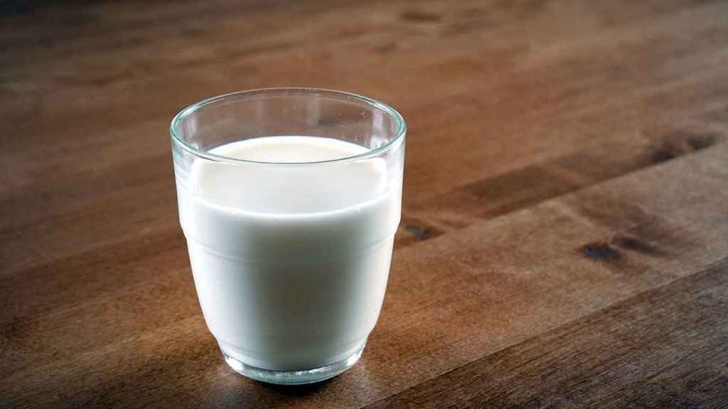 La leche entera tiene propiedades de las que la desnatada carece.