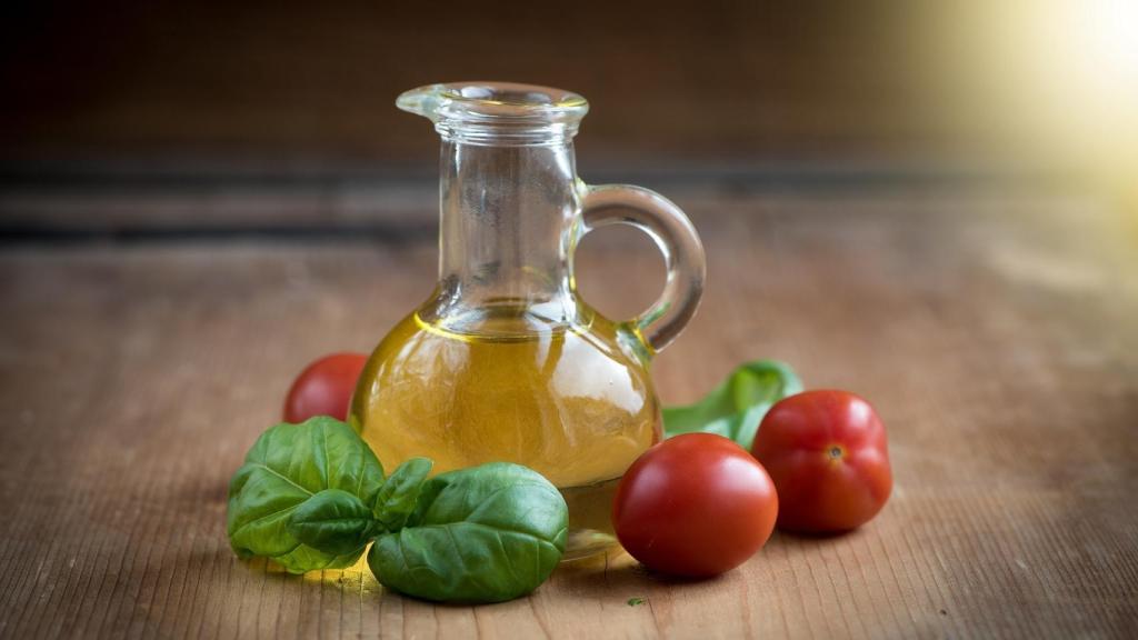Una aceitera repleta de aceite de oliva virgen extra.