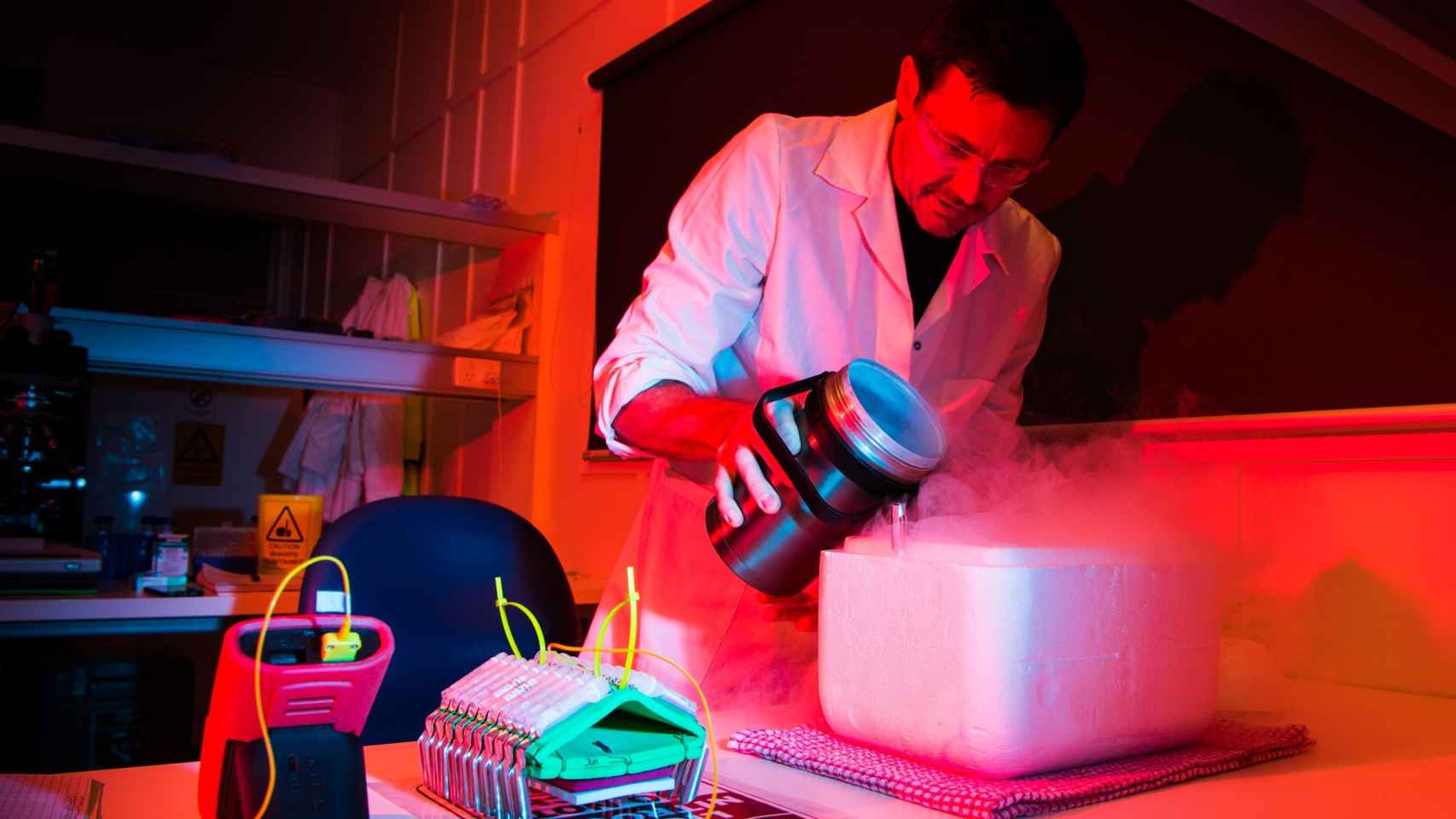 Jonathan Daly, coordinador del estudio, emplea una técnica de criogenización