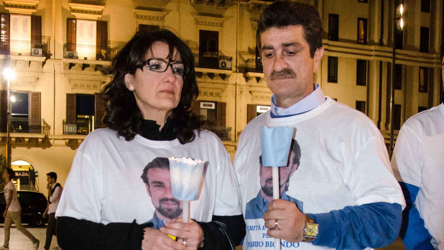 Santina y Pippo Biondo protestando por la muerte de su hijo.