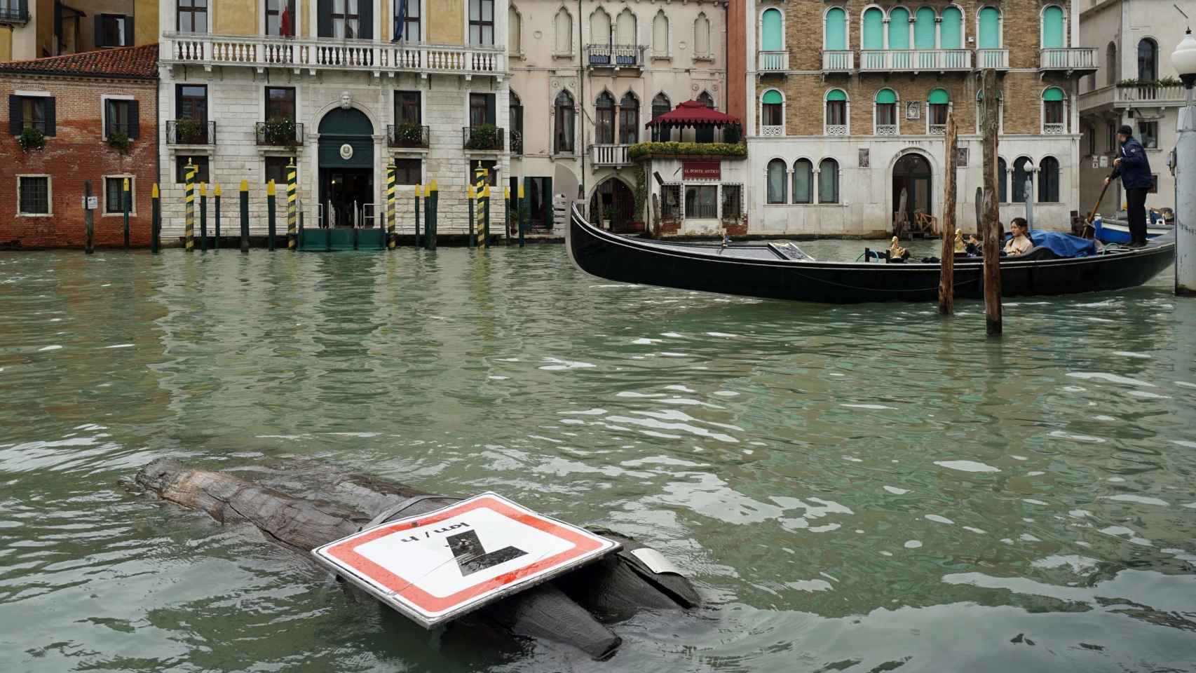 Vista de una señal derribada durante una de las tormentas que han caído sobre Venecia.