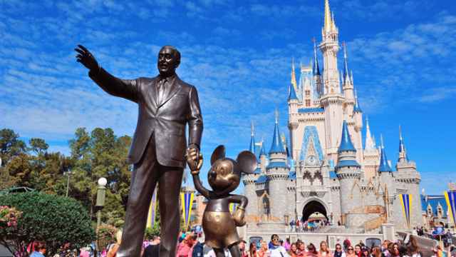 Estatua de Walt Disney y Mickey Mouse en el Disneyland de Orlando (Florida).