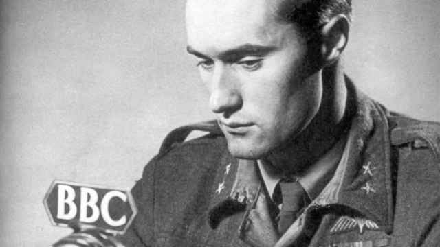 Joachim Ronneberg, durante un programa de radio, la que sería su profesión tras la guerra.
