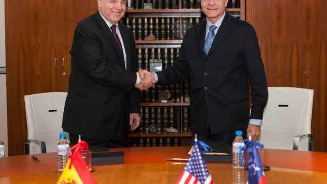Los presidentes de Texas Central y Renfe en la firma del acuerdo celebrada en Madrid.