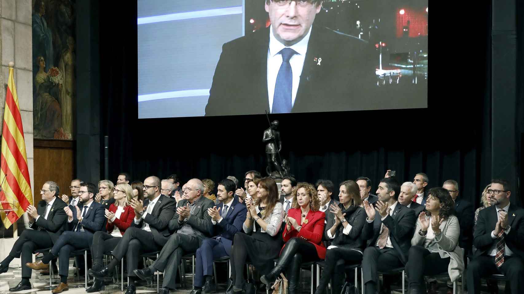 Quim Torra y Pere Aragonés escuchan la intervención por videoconferencia de Carles Puigdemont.