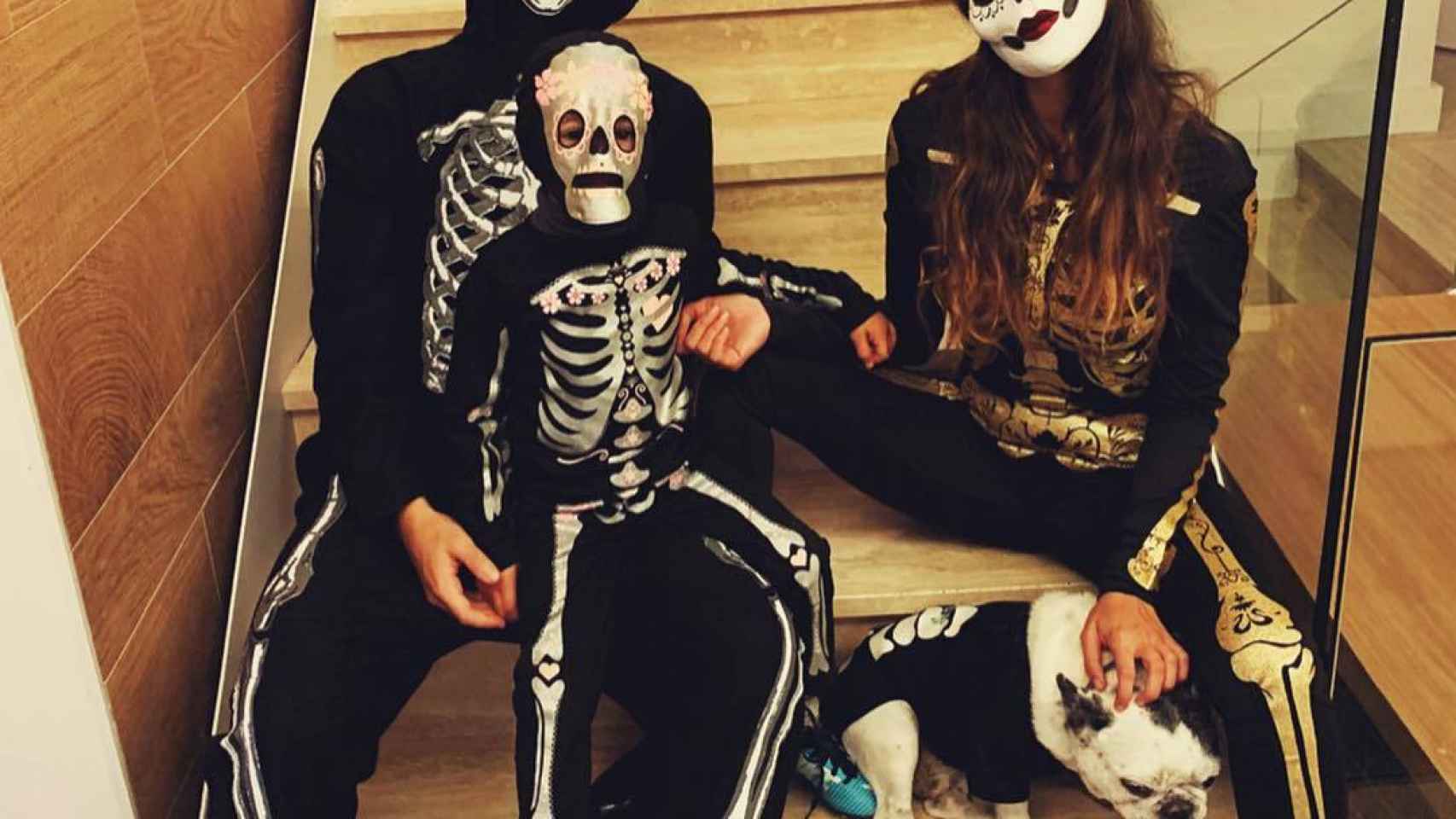 Isco Alarcón, Sara Sálamo y el hijo del futbolista vestidos de esqueletos. Foto: Instagram (@sarasalamo)
