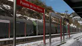 La acumulación de nieve ha interrumpido el tráfico ferroviario entre Asturias y León.
