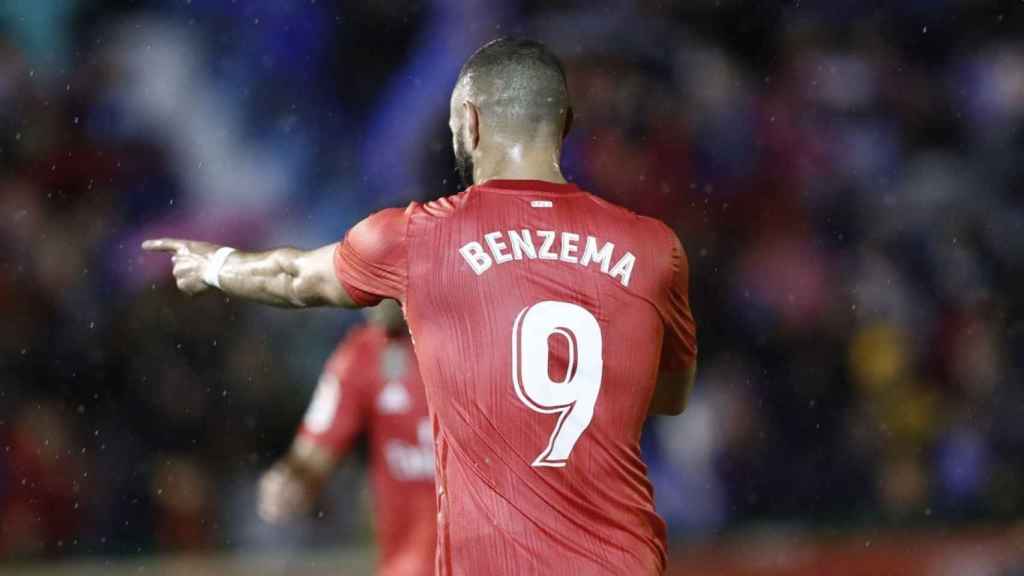 Karim Benzema celebra su gol al Melilla