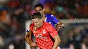 Marcos Llorente pelea por un balón con un jugador del Melilla
