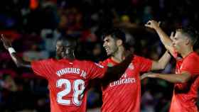 Vinicius y Llorente felicitan a Asensio por su gol