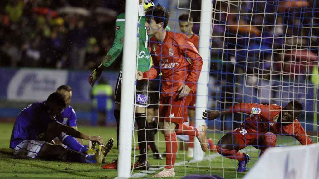 El defensa del Real Madrid Álvaro Odriozola celebra su gol ante el Melilla