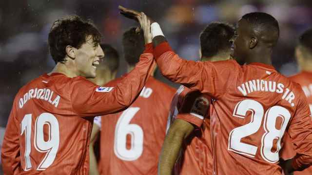 El defensa del Real Madrid Álvaro Odriozola celebra con sus compañeros su gol ante el Melilla