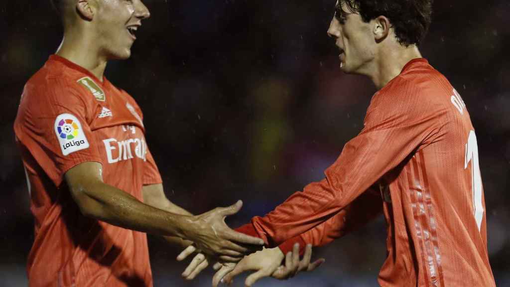 Álvaro Odriozola celebra con Lucas Vázquez su gol ante el Melilla