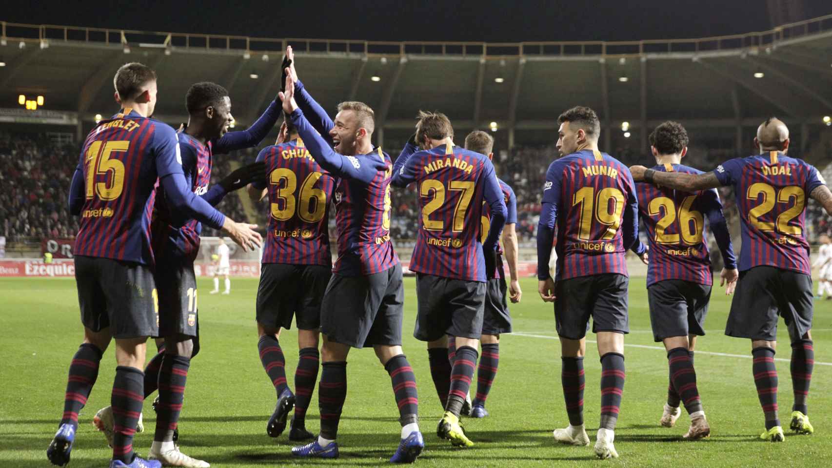 Los jugadores del Barcelona celebran el gol ante la Cultural Leonesa conseguido en el partido de ida