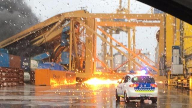 Un barco choca contra un muelle del puerto de Barcelona y provoca un incendio