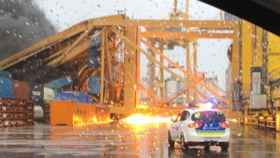 Un barco choca contra un muelle del puerto de Barcelona y provoca un incendio