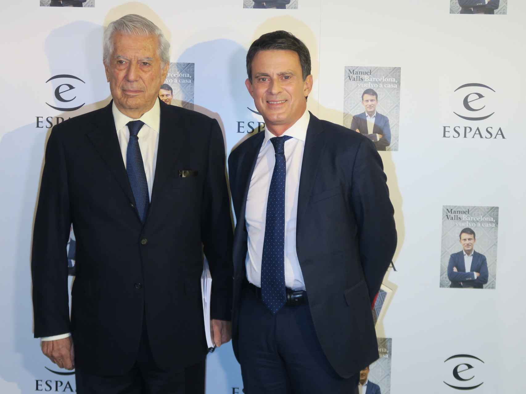 Valls con Vargas Llosa, en la presentación del libro 'Barcelona, vuelvo a casa'.