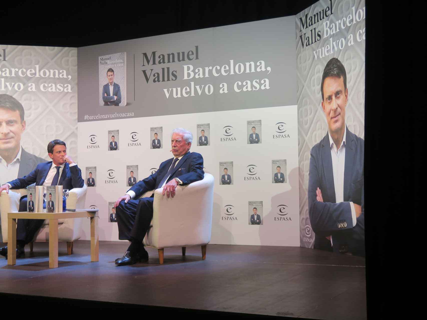 Manuel Valls junto a Mario Vargas Llosa.