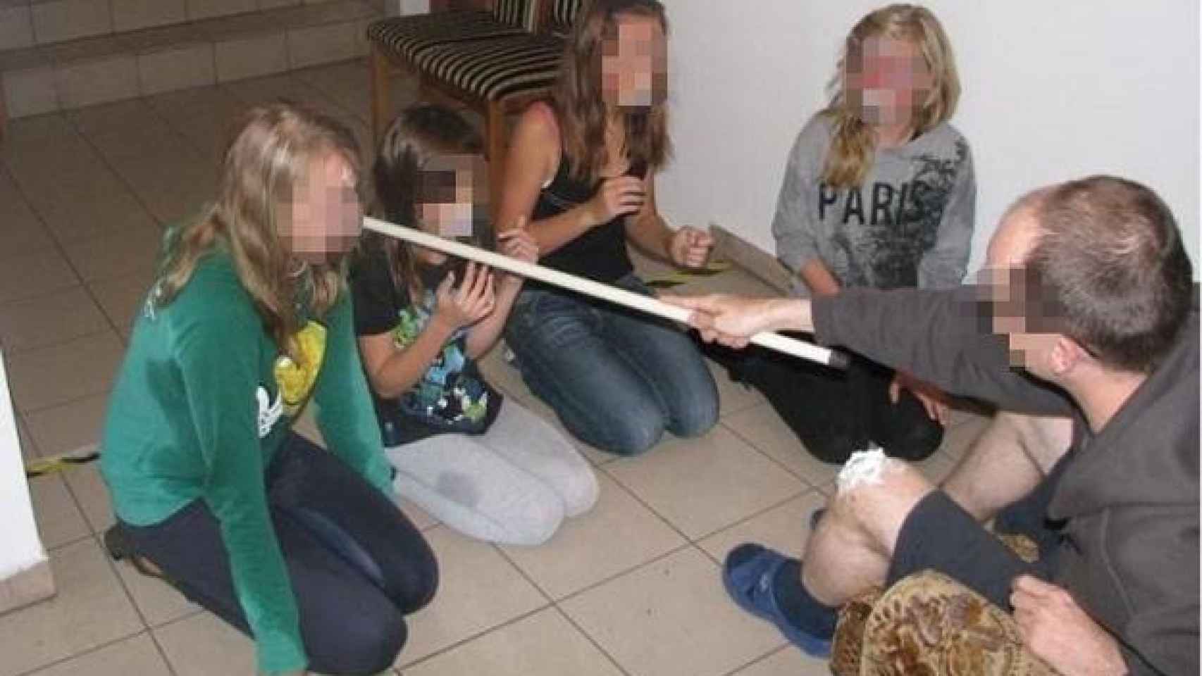 Alumnas de una escuela religiosa polaca forzadas a lamer las rodillas untadas con nata de un cura.