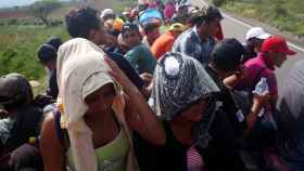 Miembros de la caravana de migrantes que atraviesa México con destino a la frontera con EEUU.