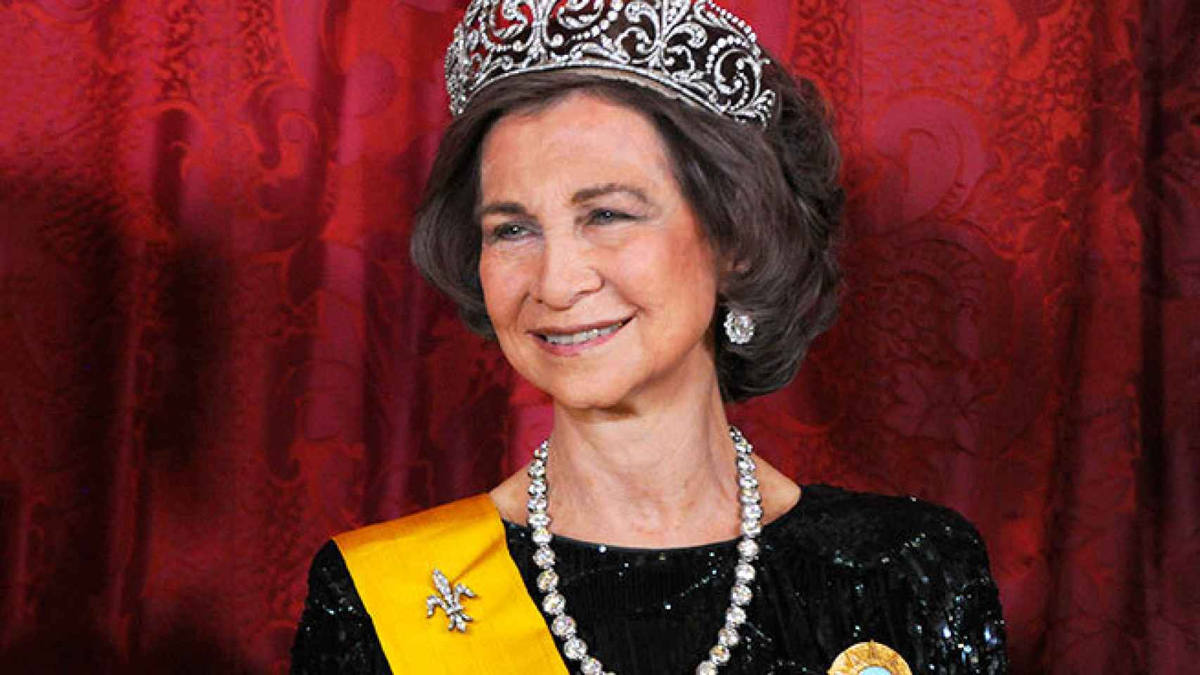 La reina Sofía con la tiara de la flor de lis.