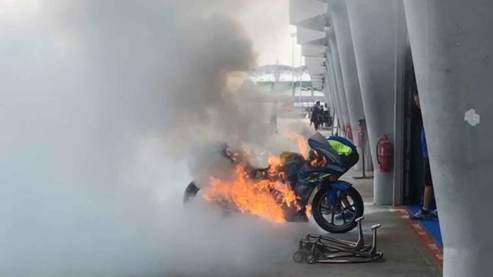 La Suzuki de Álex Rins, en llamas en el ‘pit lane’ del circuito de Sepang.