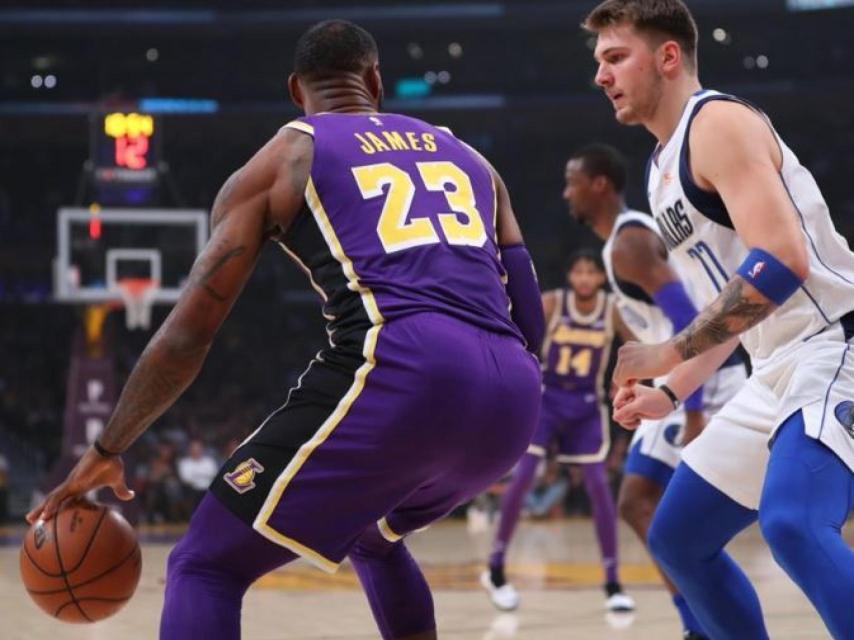 LeBron James encara a Luka Doncic. Foto: Twitter (@Lakers)