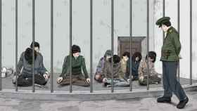 Recreación de la postura que deben adoptar las mujeres recluidas en los centros de detención