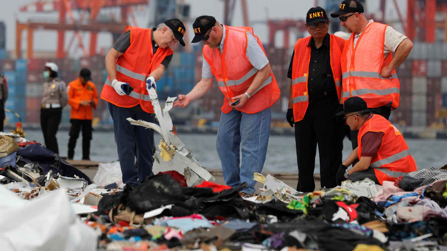 Los investigadores buscan entre los destrozos del avión.