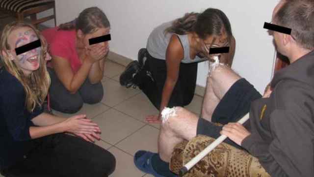 Estudiantes de una escuela de Lublin lamiendo las rodillas a un cura.