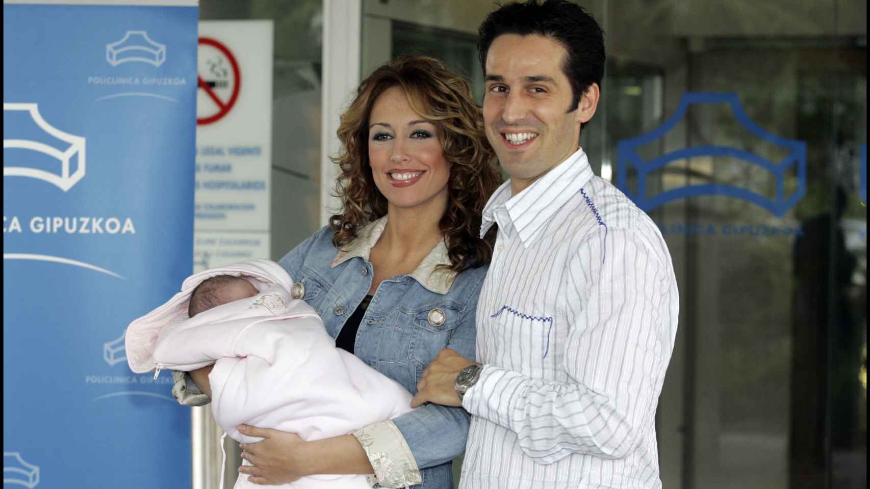 Emma García con su marido y su hijo en el año 2006.
