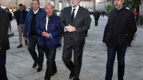 Mariano Rajoy a las puertas de la basílica de Santa María, en Pontevedra, antes del funeral de su padre.