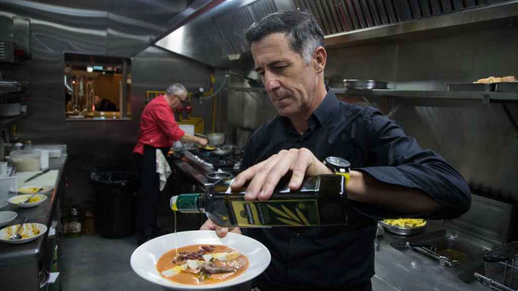 Ceferino González, propietario del Restaurante 'El Homenaje', donde utilizan aceite de Oleoestepa.