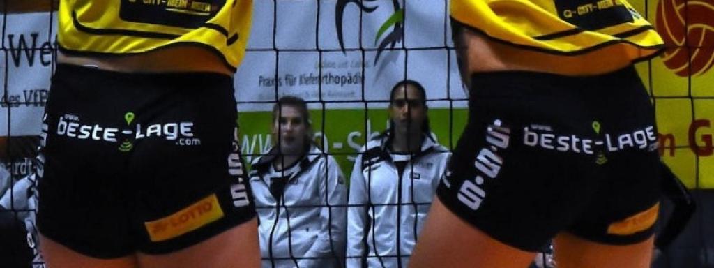Publicidad en los pantalones cortos de las jugadoras de voleibol