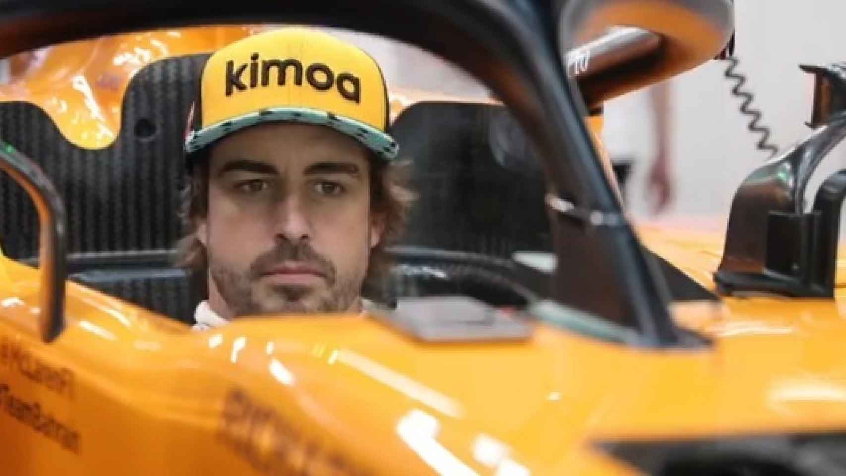 Fernando Alonso, sentado en su monoplaza