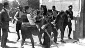 Gavrilo Princip, segundo por la derecha, arrestado tras disparar al archiduque de Austria.