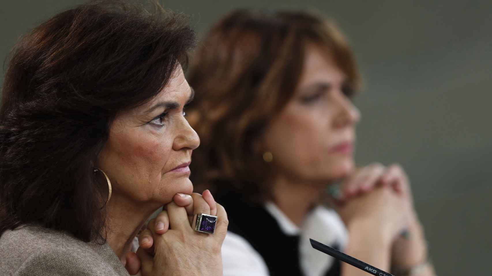 Carmen Calvo y Dolores Delgado, en la rueda de prensa posterior al Consejo de Ministros.