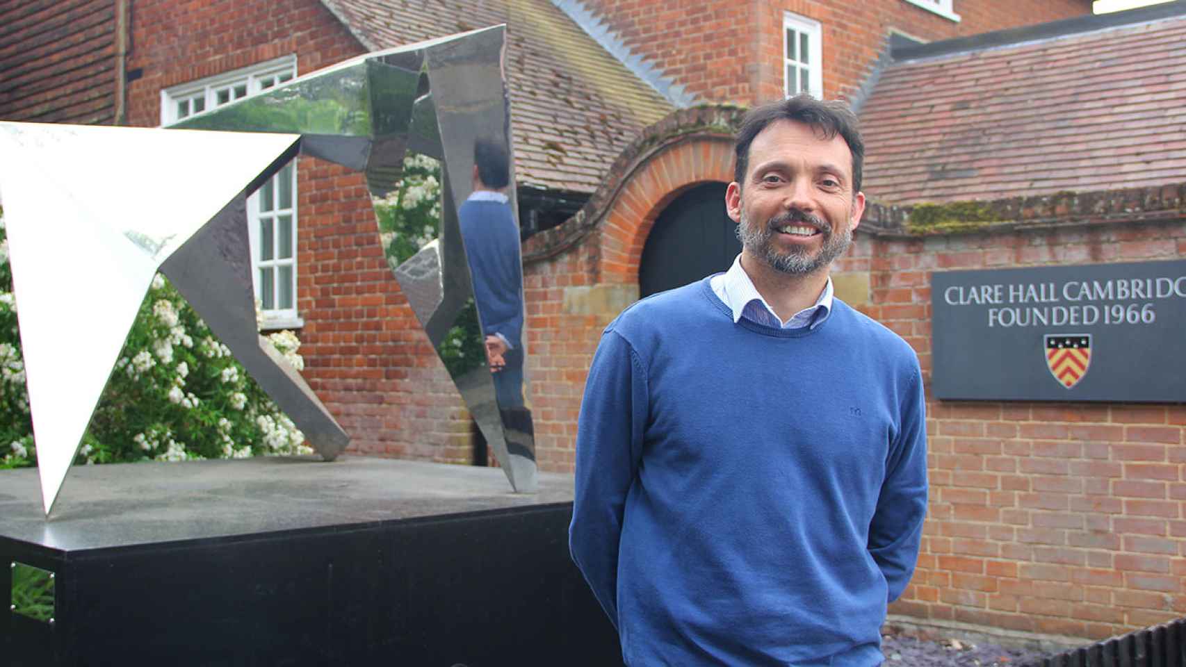 El investigador español José Hernández-Orallo, en la puerta del Clare Hall College de la Universidad de Cambridge.