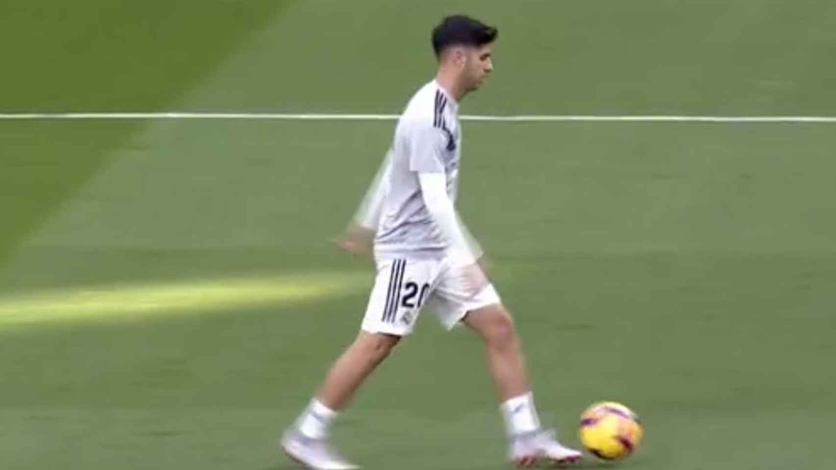 Marco Asensio durante el calentamiento del Real Madrid - Valladolid