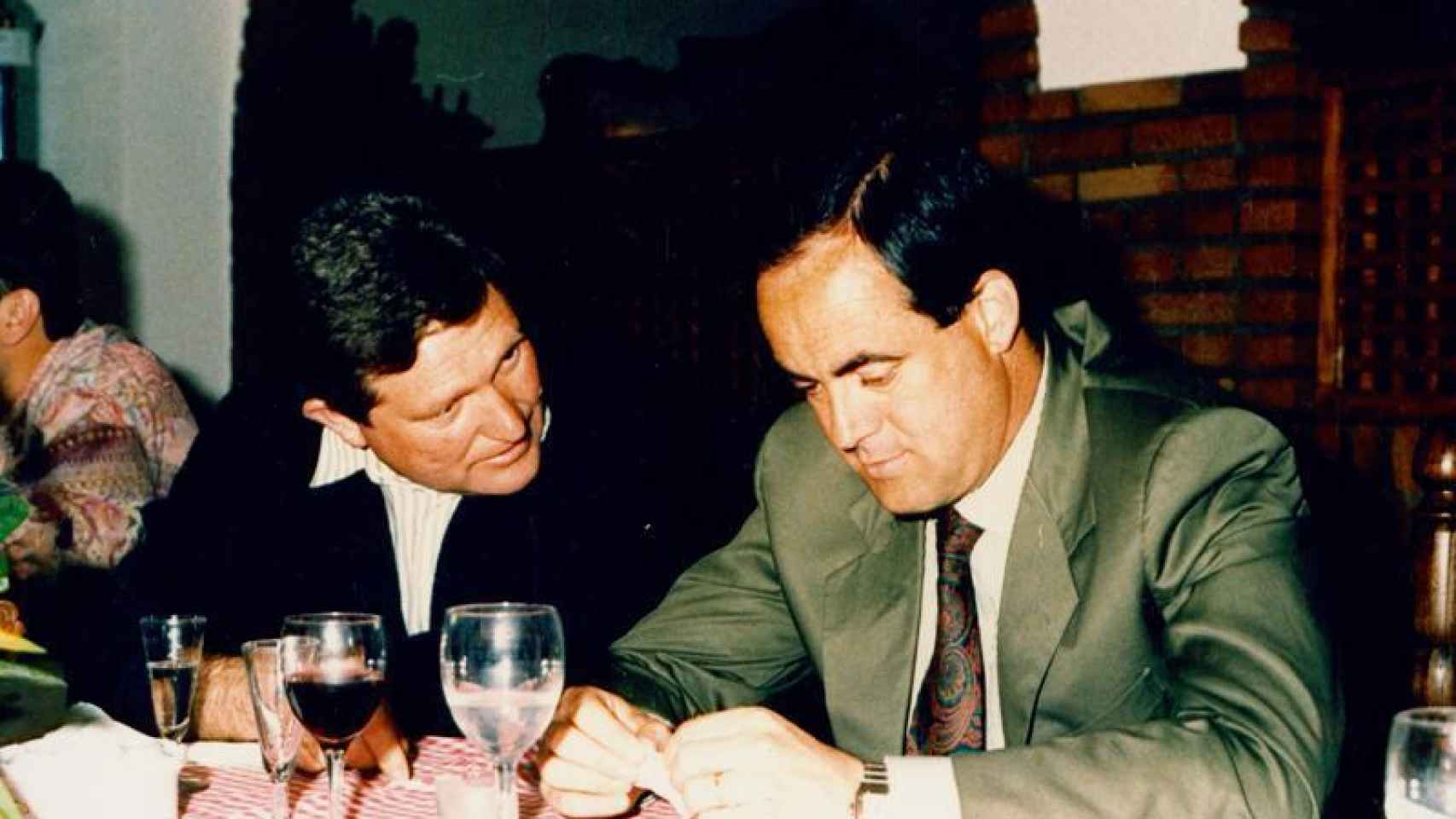 Cristóbal y José Bono durante una comida en un restaurante.
