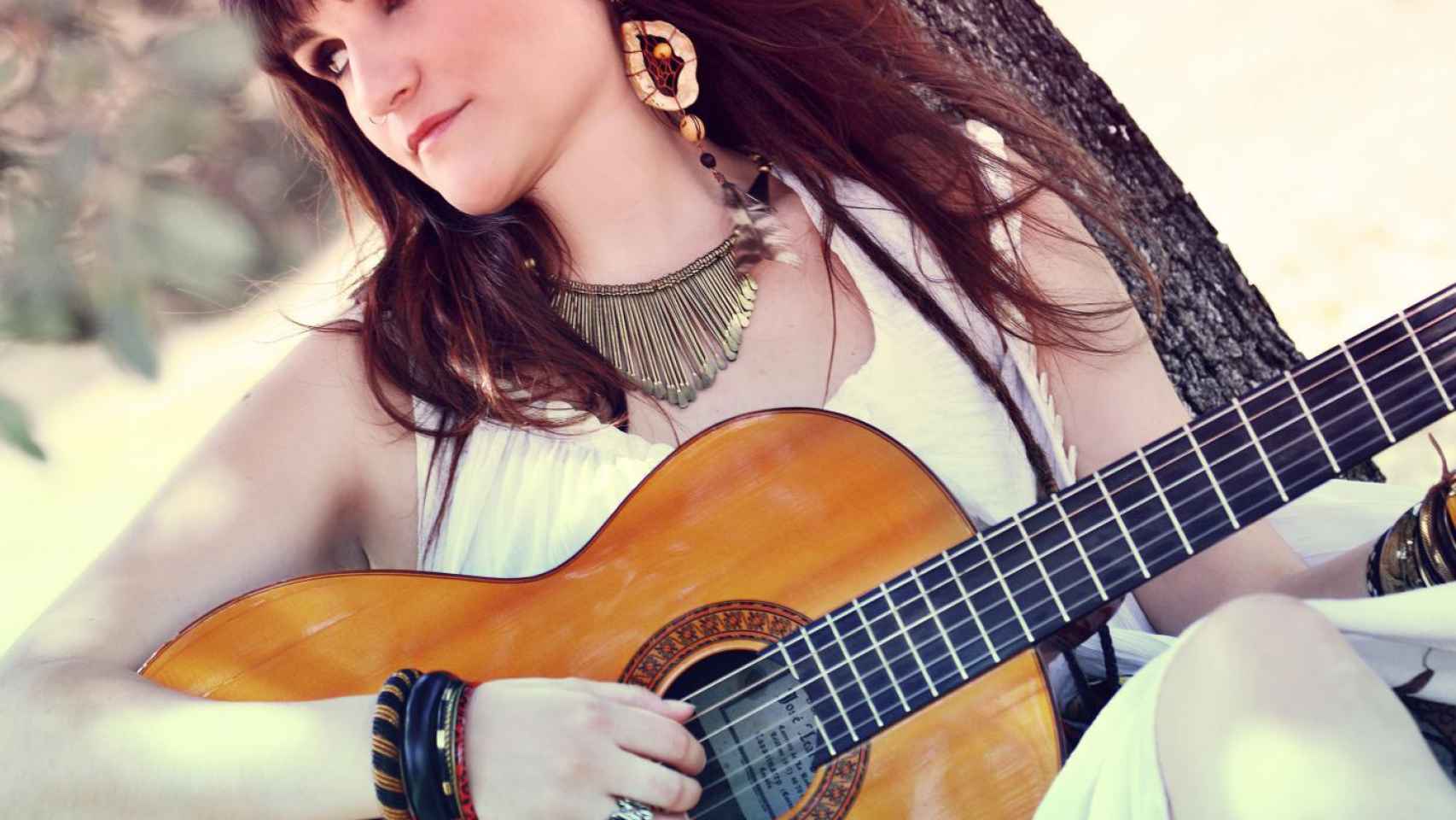 Rozalén posa con la guitarra para un cartel promocional.
