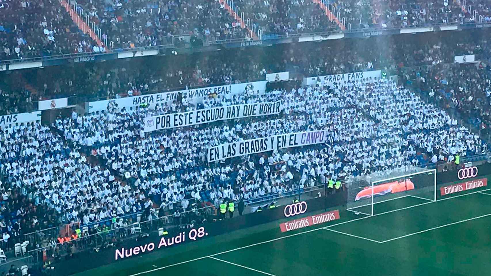 Pancarta en la Grada Fans en el Santiago Bernabéu